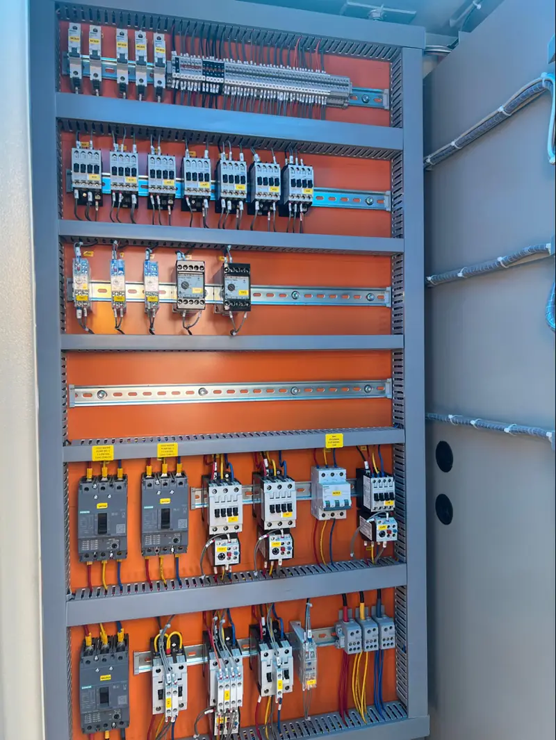 Power distribution panel with terminated cables